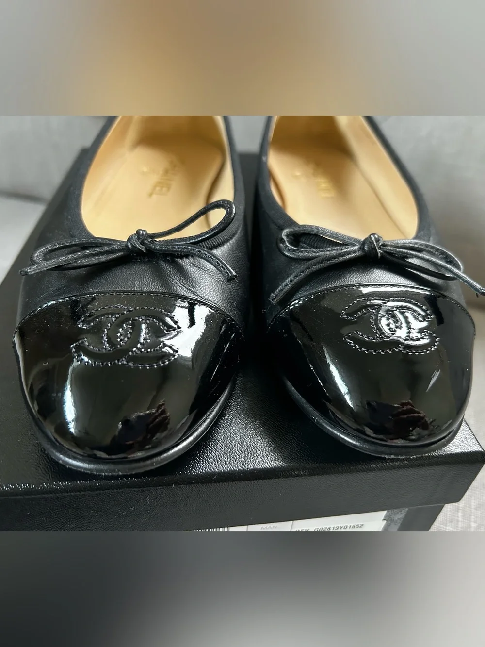 CHANEL Black Leather Ballet Flats with Patent Cap-Toe and CC Emblem 39H/B 39 1/2